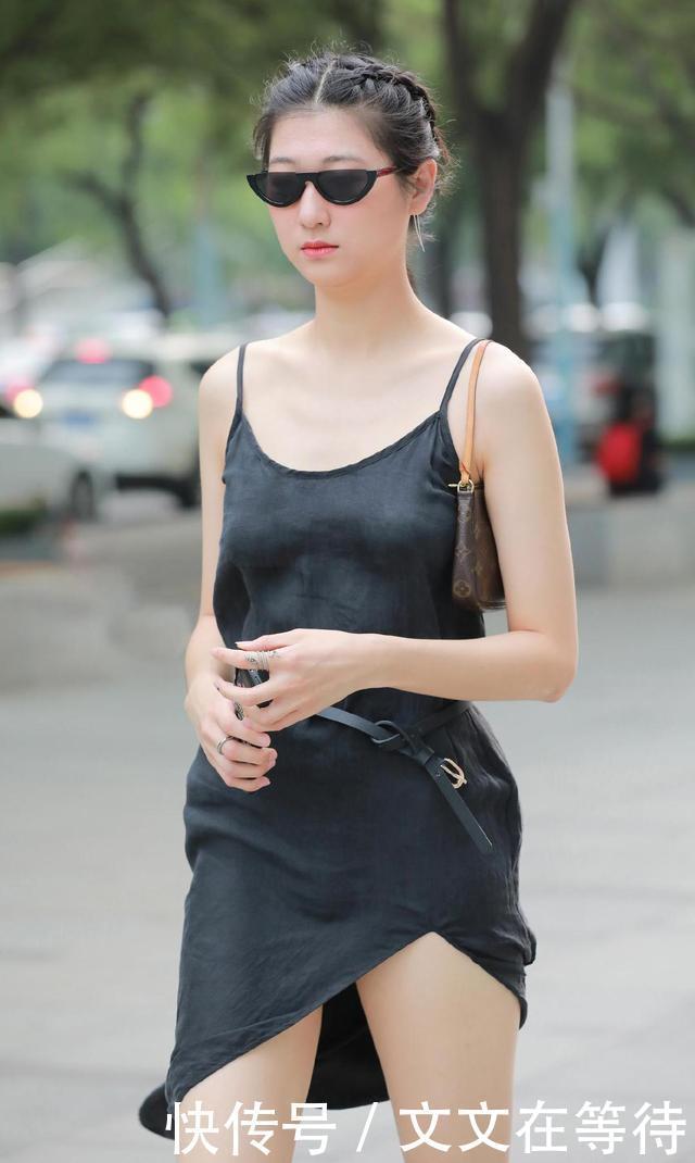 小姐姐穿黑色真丝吊带裙,搭配黑色一字带凉鞋,清凉透气显档次