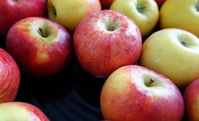 果脐|买苹果，不是越红越好，谨记这4个窍门，苹果清甜响脆又好吃！