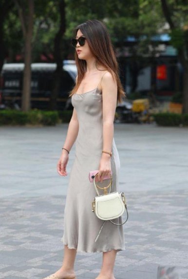 时尚潮流的裙子，既时尚又显年轻，让小姐姐时刻保持精彩！