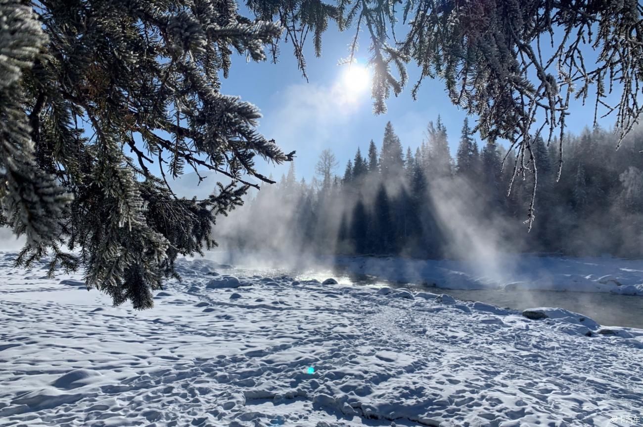 白雪皑皑的冰湖，晨雾弥漫的神仙湾