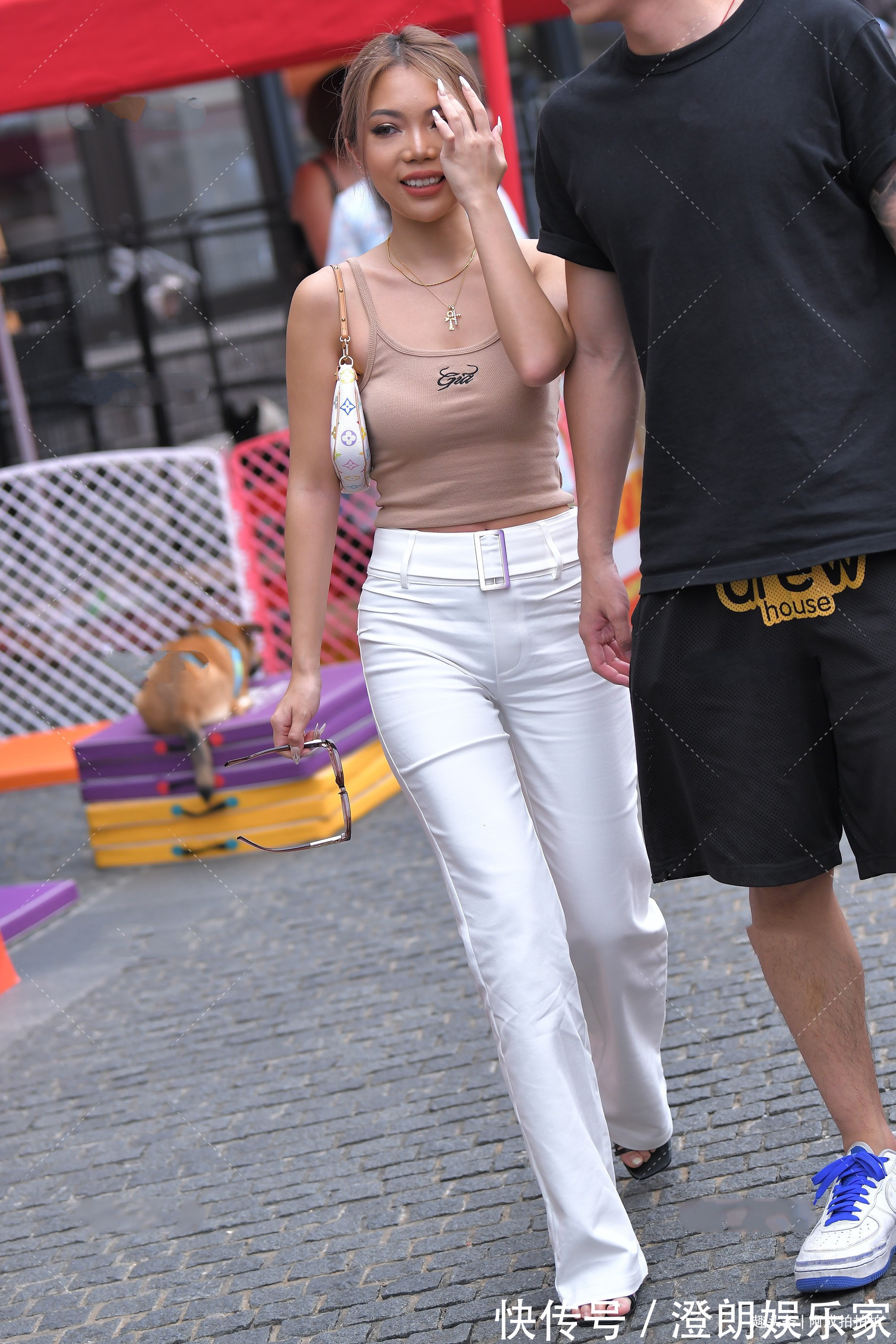 欧美风 卡其色吊带搭配白色裤子,轻轻松松穿出欧美风