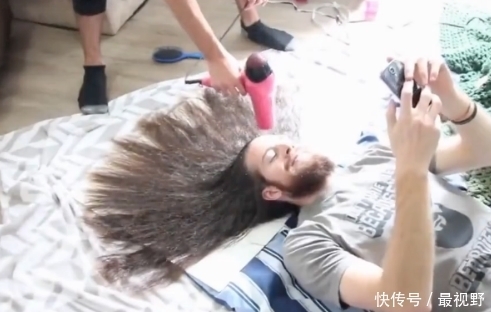 一外国小哥喷10瓶发胶在头发上,站起来后网友笑了,哈哈哈哈