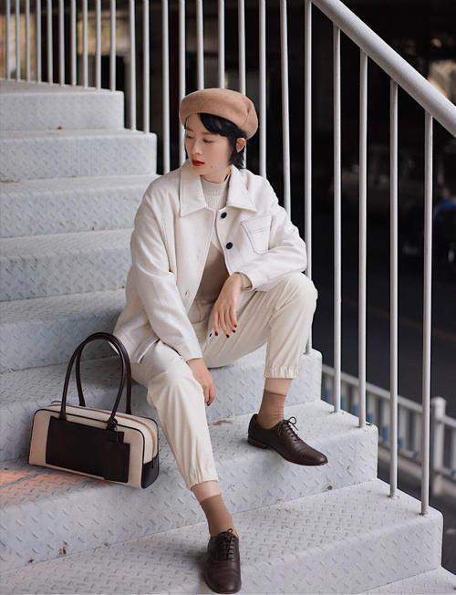 小白鞋不吃香了,今年流行“一脚蹬”,配牛仔裤,不仅时髦还显高