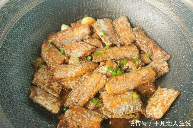 带鱼好吃有窍门，记住这3点，鱼肉鲜嫩无腥味，不松散不油腻