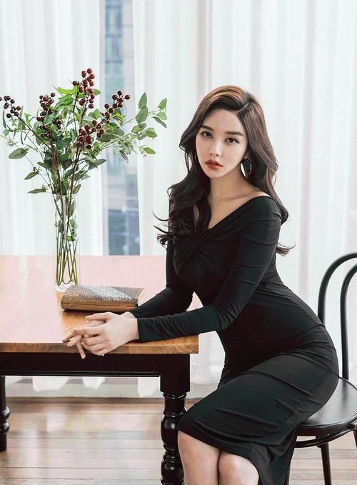 小姐姐 黑色连衣裙搭配黑色高跟鞋，优雅又不失女人味