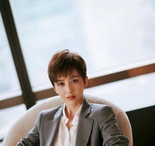 女人过了40岁,尽量避开这5种发型,尤其是第二种,显老又土气