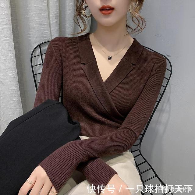 寒秋不要乱搭配,现在正流行针织衫+半裙,穿上时髦,知性又典雅