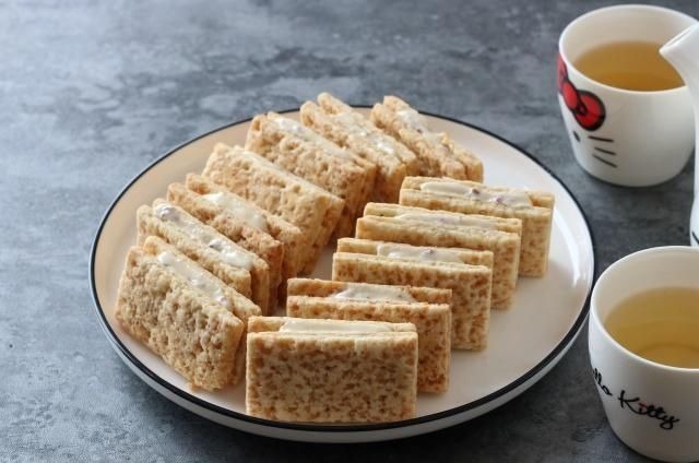 它是新网红饼干，10分钟做好，咬一口咯吱脆，比雪花酥还好吃