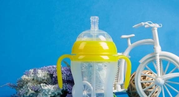 开水烫奶瓶|有种“无知”叫开水烫奶瓶,家长图省事,苦的却是孩子