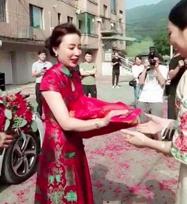 喜婆婆|“冻龄婆婆”意外走红网络,气质不输新娘,婚礼上的颜值担当呀