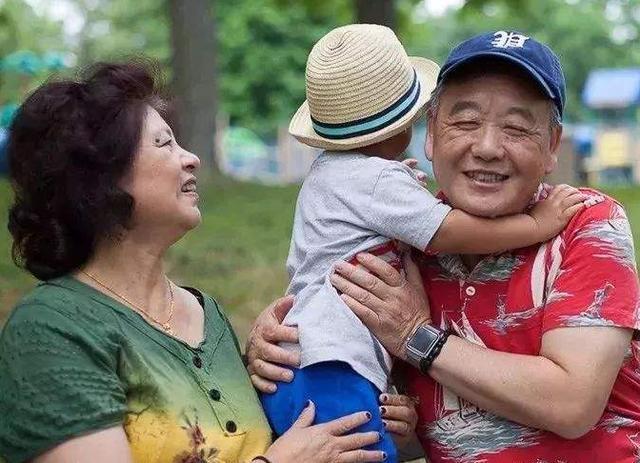 劳模|“全网劳模姥姥”三胞胎女儿各生了三胞胎,网友开个托儿所吧