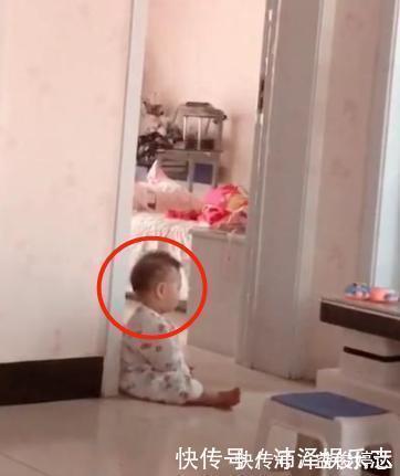 姐姐|弟弟午睡醒来后,乖乖坐在姐姐房门口等待,无奈的小脚丫可爱炸了