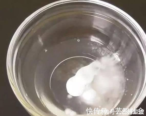乳胶漆|白墙脏了切记不可用水擦保洁阿姨教你一招，墙面立马焕然一新