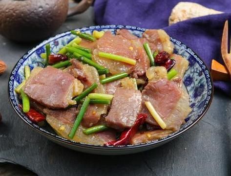 腌腊肉时,不要只会放盐,多加2种香料,腊肉更香,更易存放