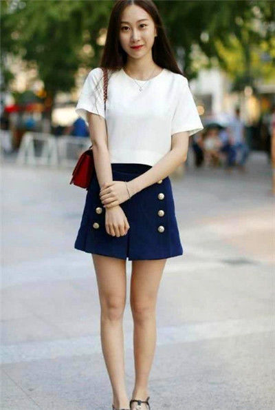 街拍:青春时尚的小姐姐,一身白色的搭配,更显青春朝气