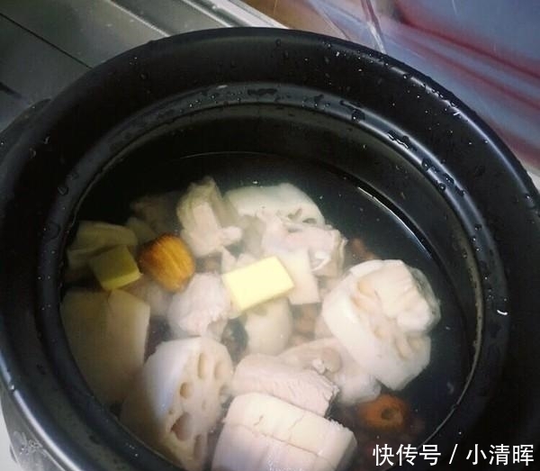 莲藕焯水后一炒就变黑？老师傅：掌握2招，莲藕白净爽脆，更入味