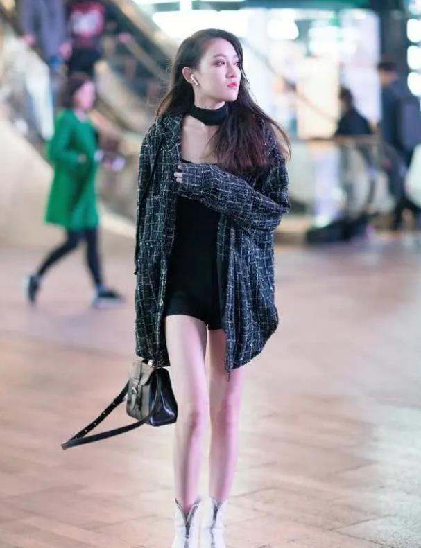  大气|街拍：靓丽的美女，黑色连衣裙外搭卡其色风衣，时尚大气