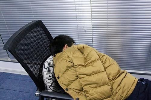 年龄|如何判断一个人老不老?年龄不是关键,这4个特征对照看