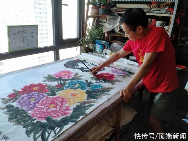 梨园春|郑州一七旬老人画百米牡丹，献礼建党百年