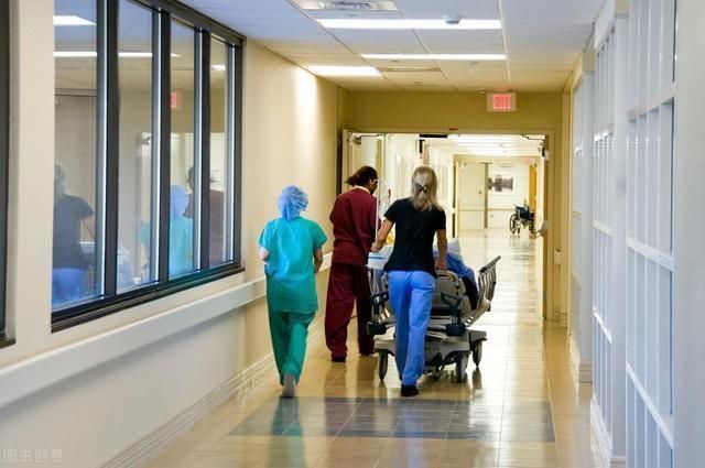 四维彩超显示胎儿双手握拳,孩子生下来竟然没右臂,母亲伤心欲绝