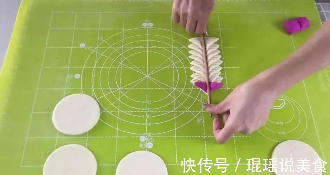 面粉不捏花太可惜了,横竖来一刀,筷子一压,不费时,超简单