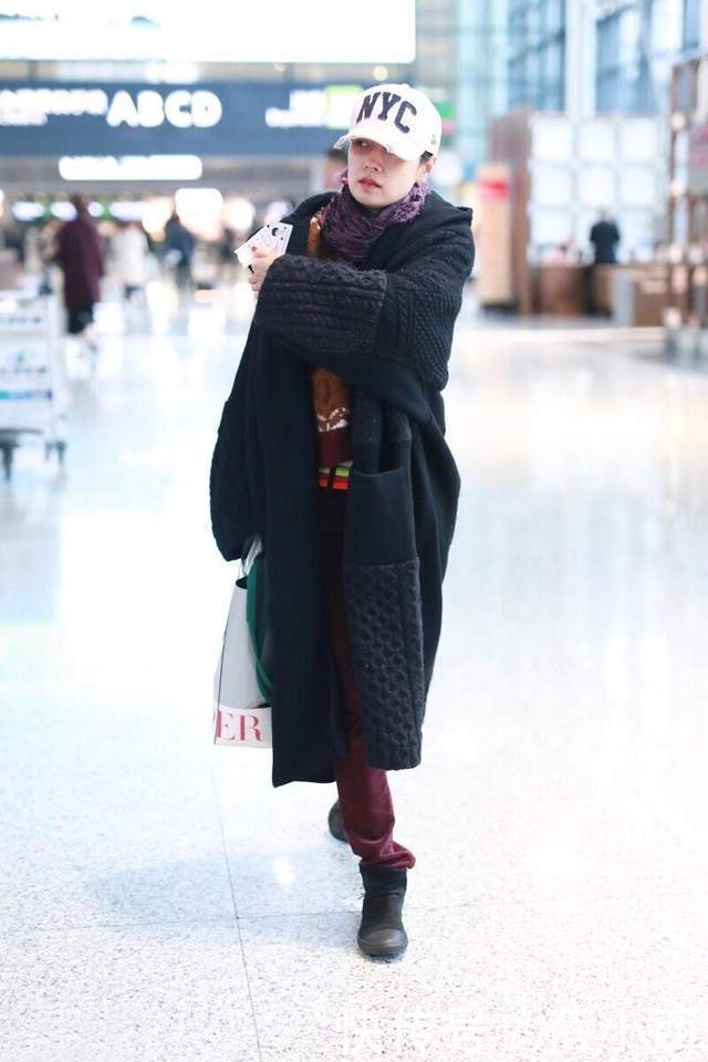 围巾|马伊琍的机场穿搭才叫时髦,一身撞色混搭超减龄,紫色围巾显气质