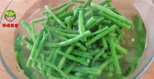 豆角有人焯水,有人直接炒,难怪不好吃,看饭店大厨师是怎么做的