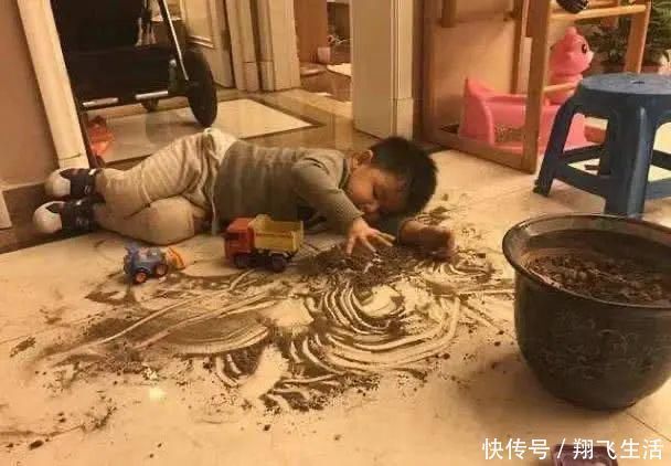 家长|熊孩子在家“炖”弟弟,父母回家惊出一身冷汗:就差点火了
