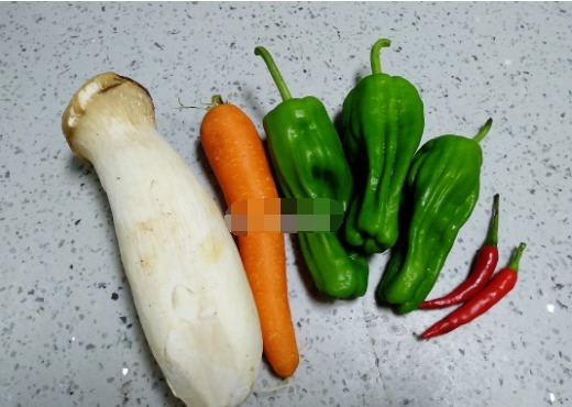 杏鲍菇这样炒,只需多加两个食材,没肉却比加肉还要好吃,下饭菜