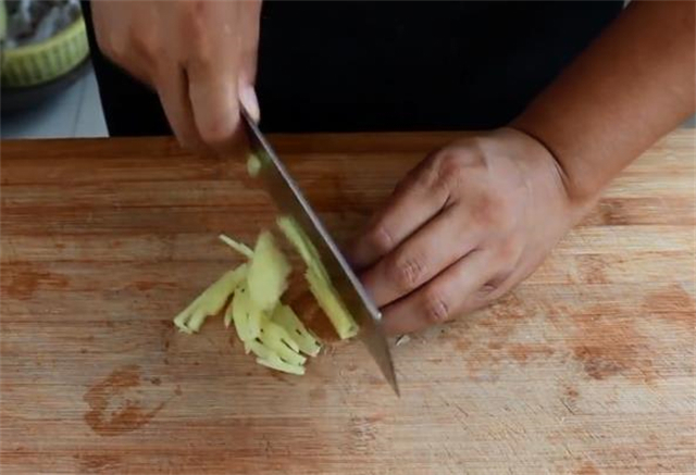 想吃刀削面不用出去吃,手把手教你在家做出来,劲道爽滑,超简单!