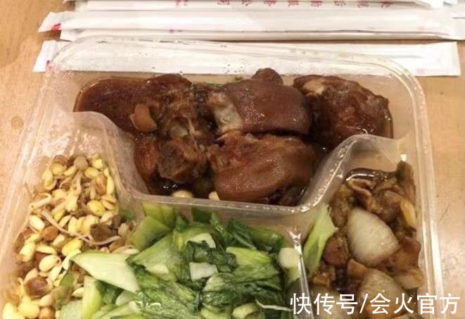 央视虎年春晚伙食首次公开！半碗都是大猪蹄，用塑料饭盒十分节俭