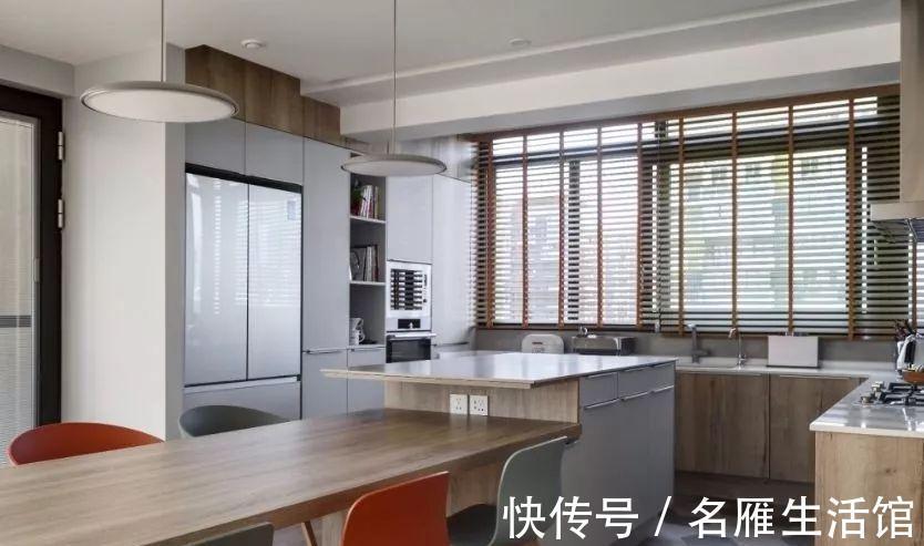 中岛台|要我说，厨房里加个岛台，一侧留空连着吧台，能收纳能用餐！实用
