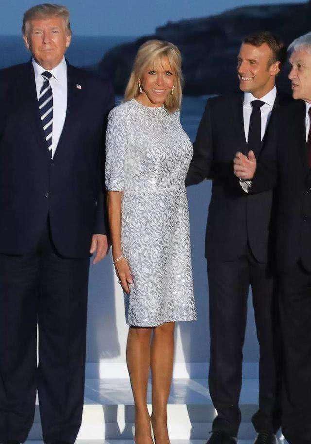 法国总统抛下大25岁老婆,和美女总统雨中深情拥抱对视,保镖知趣