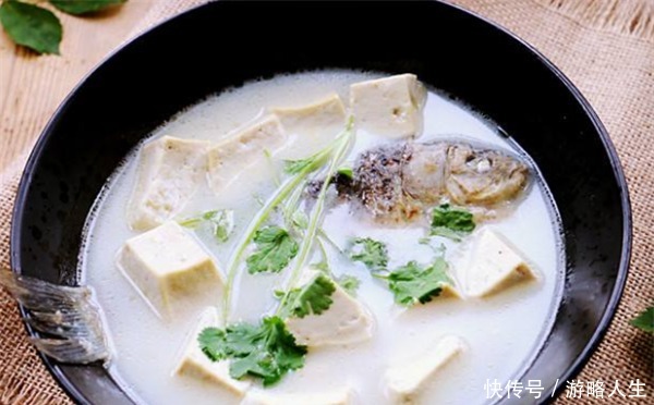 大厨这样炖“鲫鱼汤”,又香又白没腥味,原来炖前多做了“2步”!