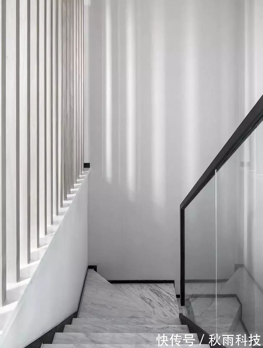 为主人|190㎡现代简约复式,灰白配+木饰面,营造安静优雅的空间