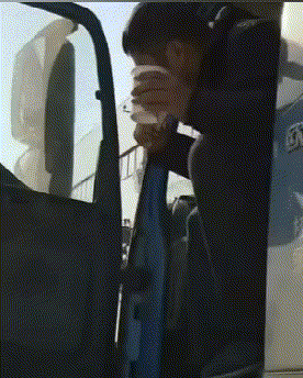 |搞笑GIF：不同年龄女人走路的区别