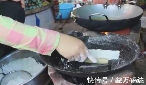 农村大姐烙饼不和面,把“面粉”洒在锅里,20秒后顾客看蒙了