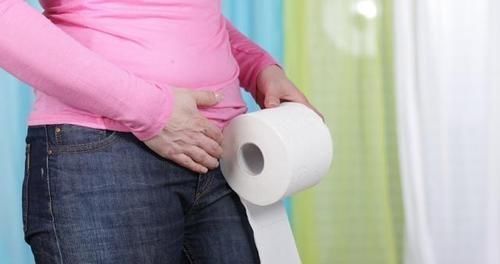 征兆|上厕所时若有3种现象,可能是肠癌征兆,尽量别大意