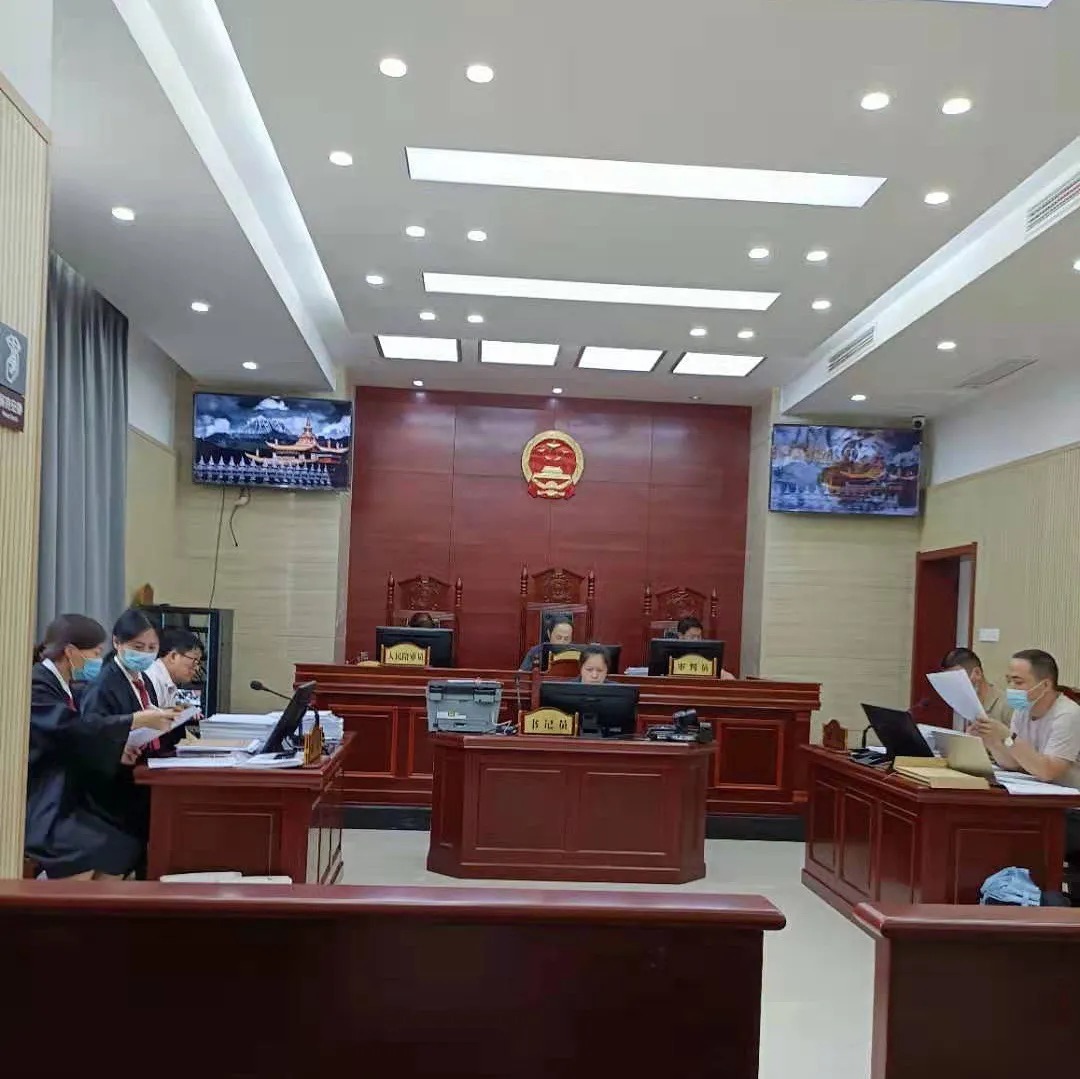 6月24日第一次开庭全景.jpg 图片
