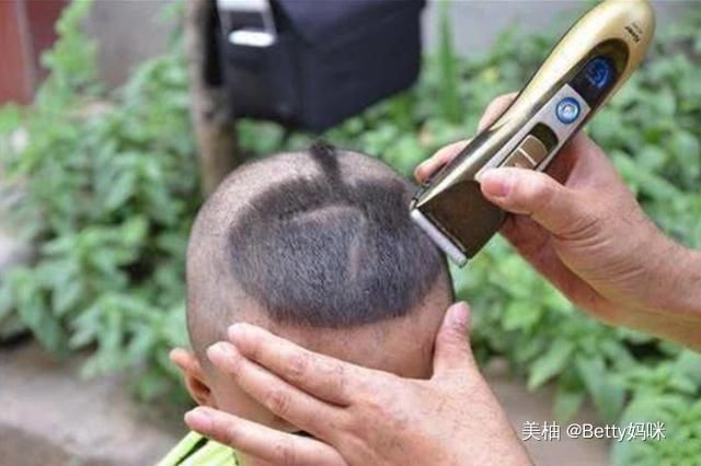 孩子|妈妈带宝宝孩子去理发，乖巧模样太可爱，网友：长大可以靠脸吃饭
