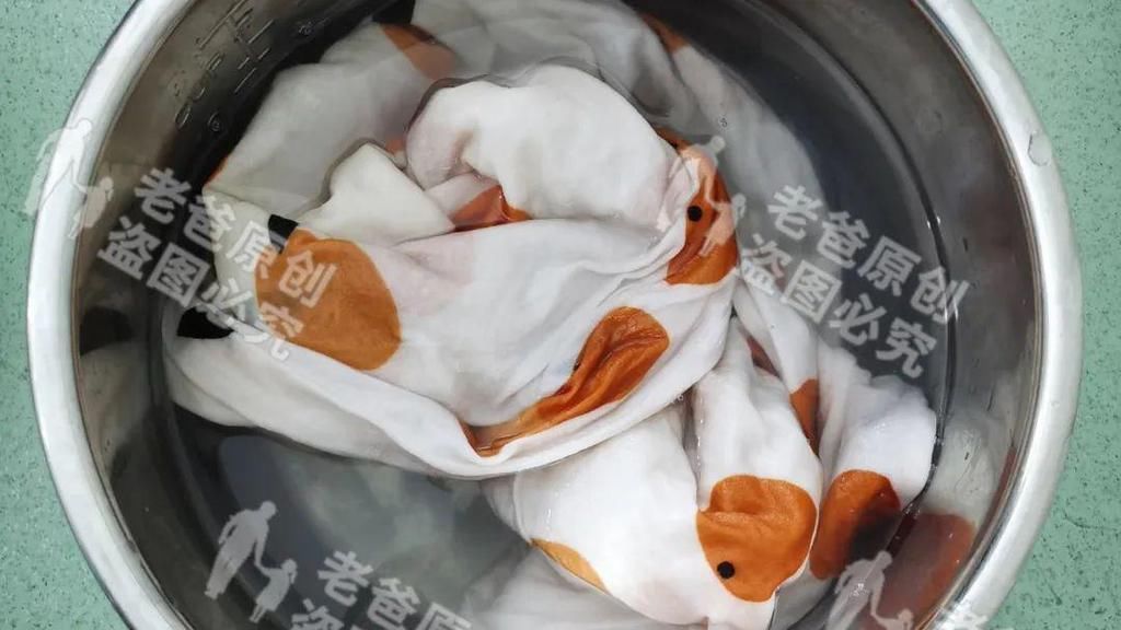 枕套发黄了别急着扔！两个小妙招，教你快速变白！