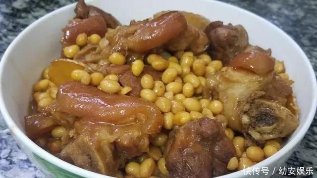 黄豆炖猪脚,入口即化,这样做酥烂好吃,诀窍在这里