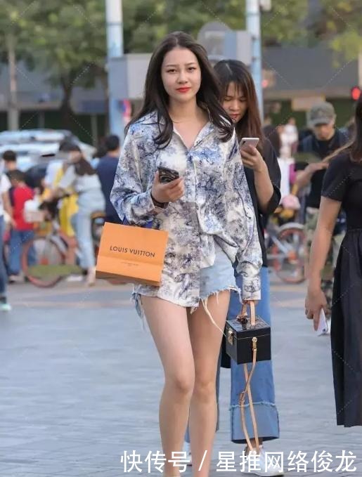 街头|街头美女的另类穿搭,印花衬衫+紧身短裤,彰显青春活力