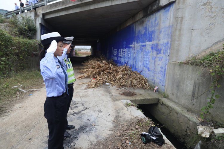 同事们|海报直击丨追忆英雄交警李涌：他心里装的都是别人，唯独没有自己