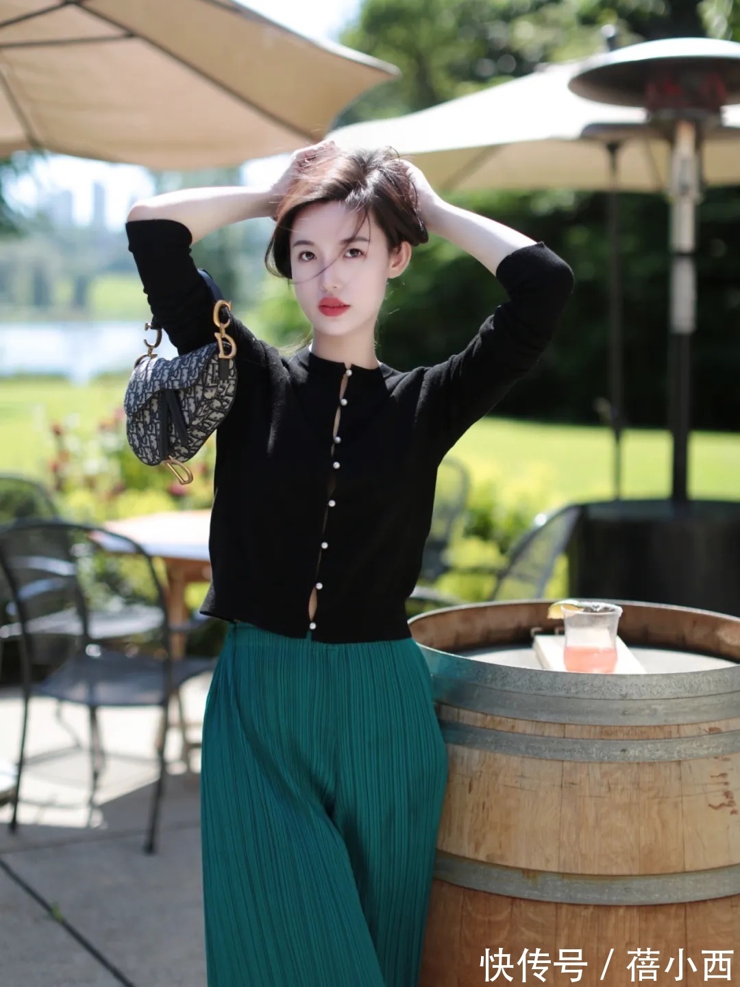 小姐姐|秋天建议30+女性多穿“黑色针织衫”,搭配半身裙,优雅到骨子里