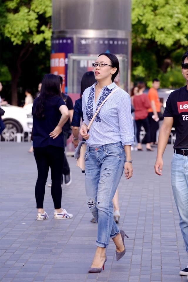 牛仔裤潇洒帅气潮流又好看，搭配可以完美衬托出你的好身姿