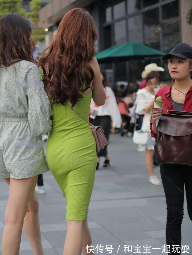 荧光绿 荧光绿修身针织裙,花边装饰,青春减龄,更显时尚感!