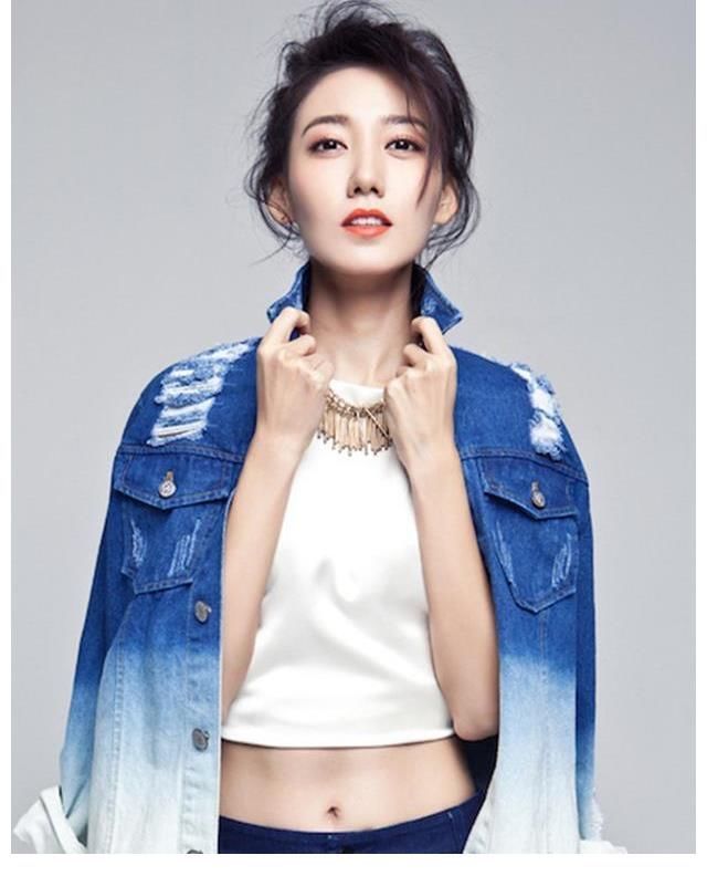 靳东被美女演员傍身，是节目需要还是关系亲密？操作让人看不懂