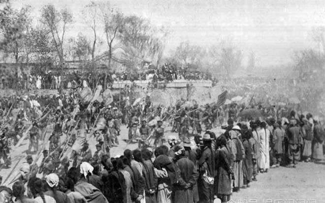 中国|中国最后一次帝王葬礼,由128个人抬棺,百姓自发的来给他送行