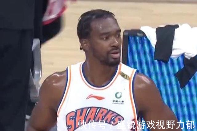 李春江|王哲林助攻李添荣暴扣!上海队新外援爆发,马布里在场边怒斥球员